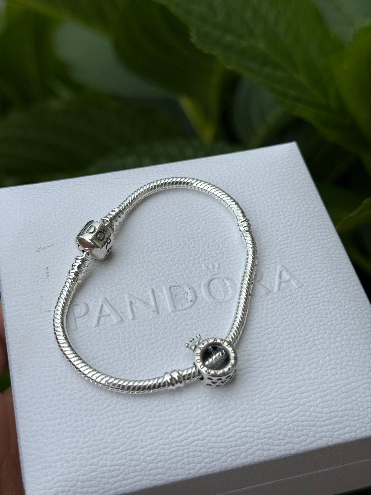 Pulsera clásica con charm corona de regalo
